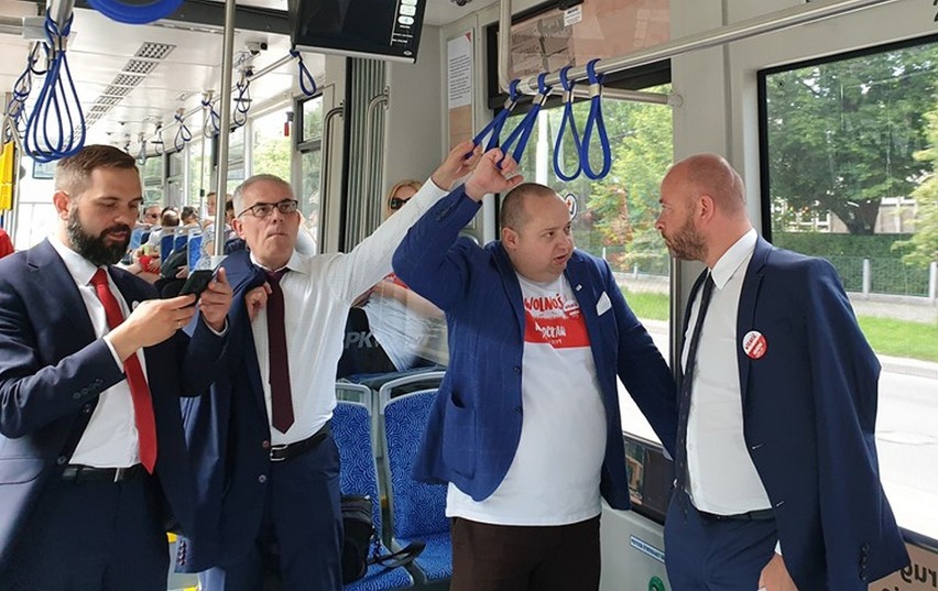 Prezydent Sutryk i prezes MPK w tramwaju. Pasażerowie wytknęli wszystkie bolączki (ZOBACZ)