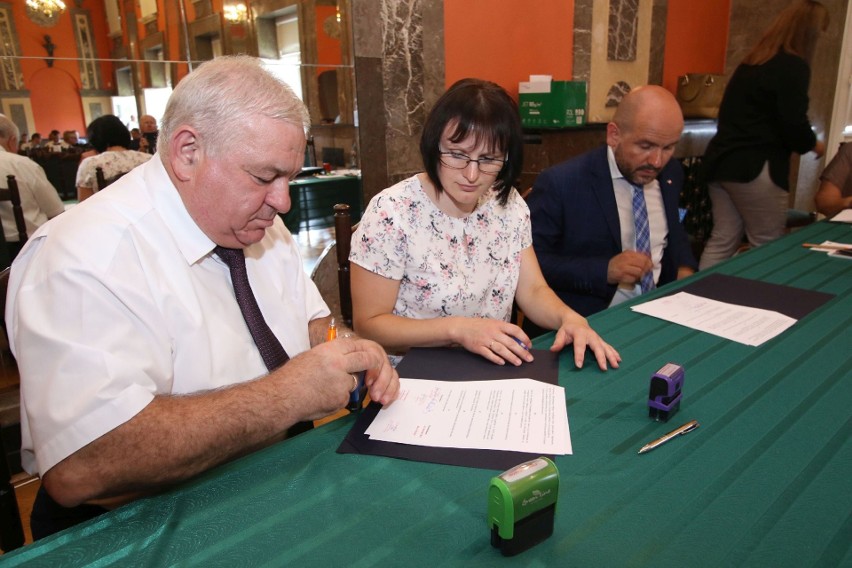 Marcin Majcher, burmistrz Ożarowa podpisuje umowę.