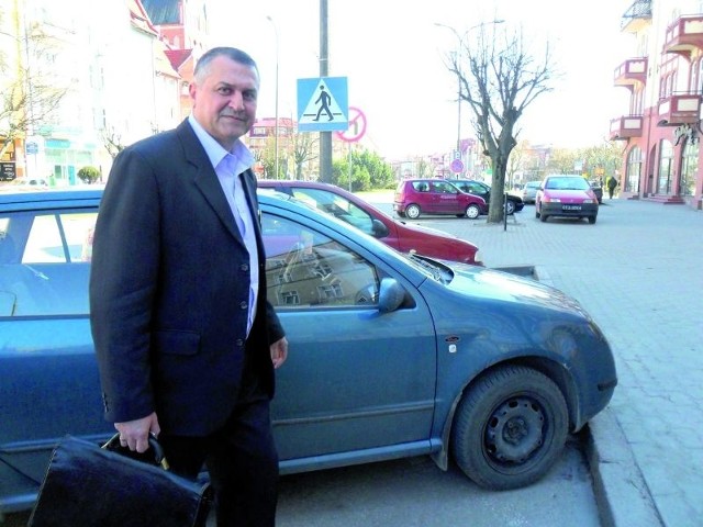 Brak miejsc to temat znany od lat. Po wprowadzeniu stref problem powinien rozwiązać się sam &#8211; mówi Henryk Kossakowski, któremu udało się wczoraj znaleźć miejsce parkingowe przy ul. Wojska Polskiego.