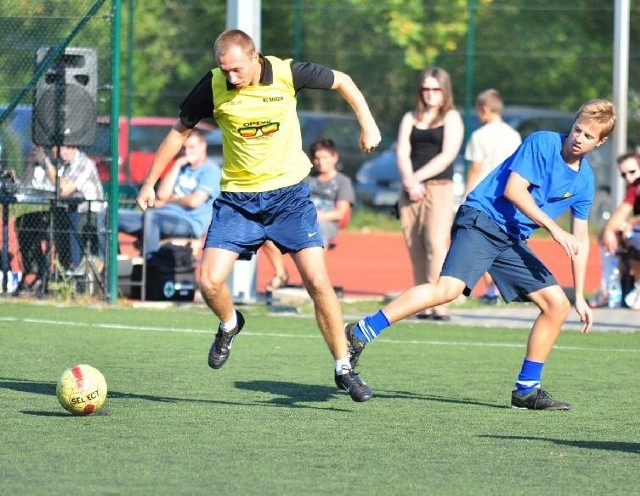 W spotkaniu finałowym Pucharu Ligi TALP, KS Bułgar (żółte koszulki) wygrał z drużyną Znajomi Sędziego w stosunku 5:1.