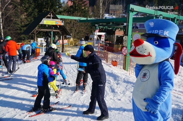 Sznupek pomagał policjantom prowadzić akcję profilaktyczną w Korbielowie na stoku Baba.