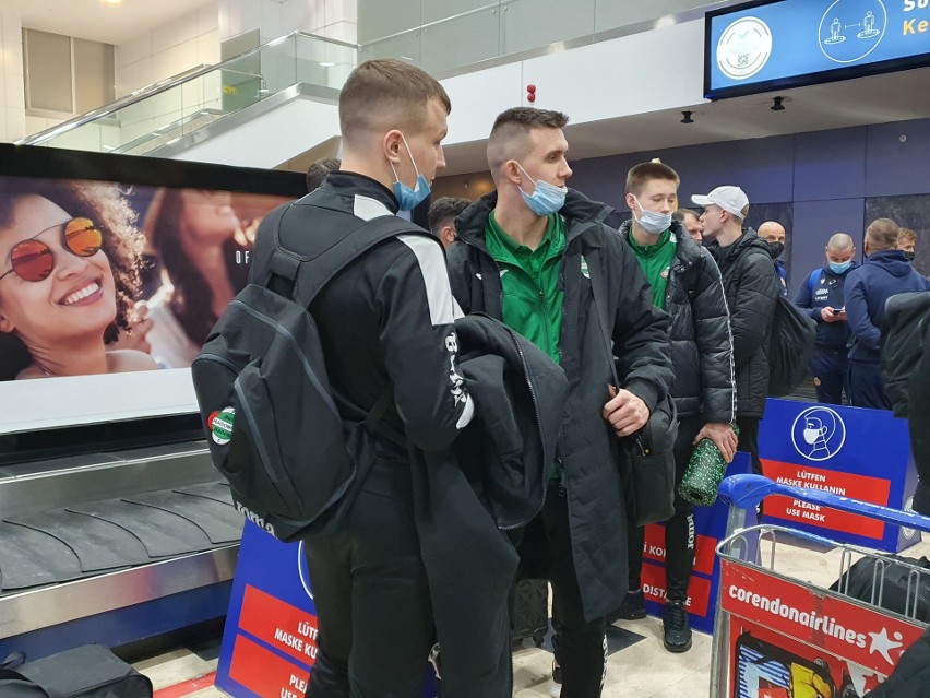 Piłkarze Radomiaka na lotnisku w Antalyi.