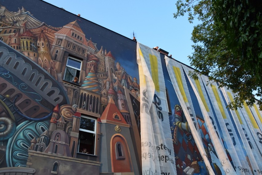 Częstochowa: gigantyczny mural "Strażnik Czasu" odsłonięty. Uroczystość zaingaurowała 15. Noc Kulturalną [ZDJĘCIA]