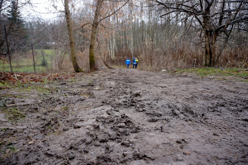 Po chodniku na przystanek kolejowy Lublin Zachodni najwcześniej w wakacje. A miał być gotowy w ubiegłym roku