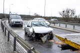 Gdyńska: Rozbity samochód bez kierowcy i pasażerów stoi na środku jezdni. Wezwano straż z powodu wycieku płynów eksploatacyjnych
