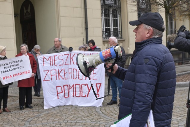 To już kolejna manifestacja na wrocławskim rynku, przeciwko opieszałości miasta w sprawie przejęcia lokali po zlikwidowanych zakładach pracy.