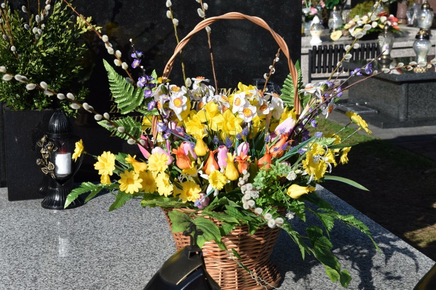 Wielkanocne stroiki i znicze na cmentarzu przy ul. Wiśniowej w Ostrowi Mazowieckiej