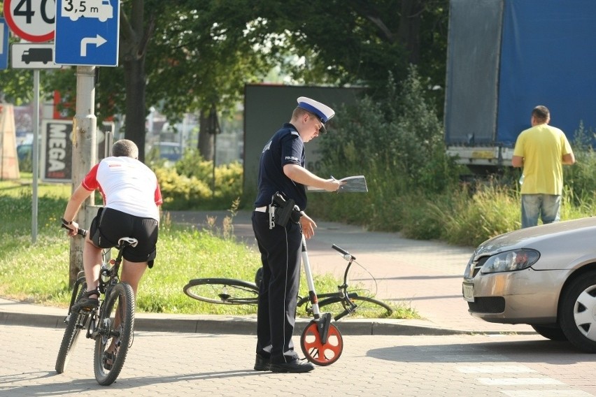 Wypadek na Ślężnej. Zderzenie rowerzystki z samochodem osobowym 