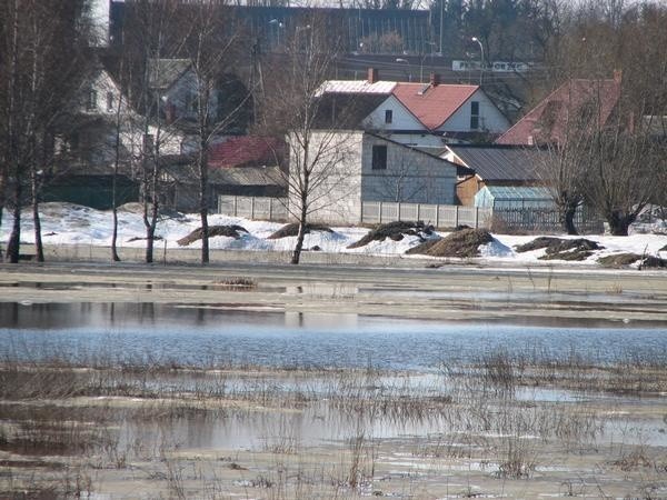 Jeśli poziom wody jeszcze się podniesie to może dojść do podtopień zabudowań leżących w bezpośrednim sąsiedztwie rzeki Białej