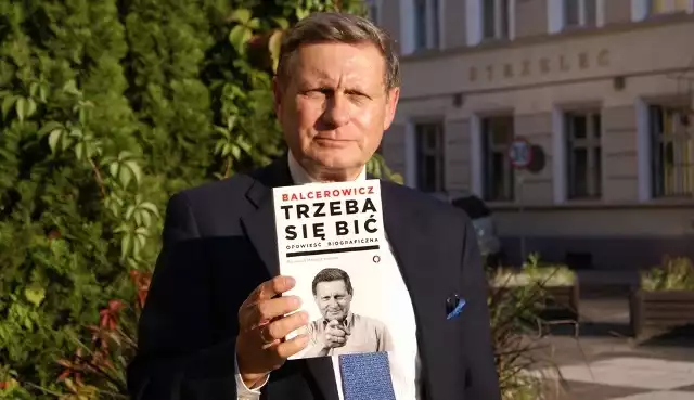 Leszek Balcerowicz, ekonomista, profesor Szkoły Głównej Handlowej w Warszawie, przewodni_czący Rady Forum Obywatelskiego Rozwoju. Autor reform ekonomicznych w Polsce rozpoczętych po upad_ku komunizmu w 1989 r. Wicepremier i minister finansów w trzech rządach, były prezes NBP. Do Zielonej Góry przyjechał na zaproszenie żarskiego Kronopolu, który świętuje 20-lecie działalności. W miniony piątek, w auli rektoratu Uniwersytetu Zielonogórskiego, wygłosił wykład ,,Gospodarka po roku 1989 i jej perspektywy”. Podpisywał też swoją najnowszą książkę.