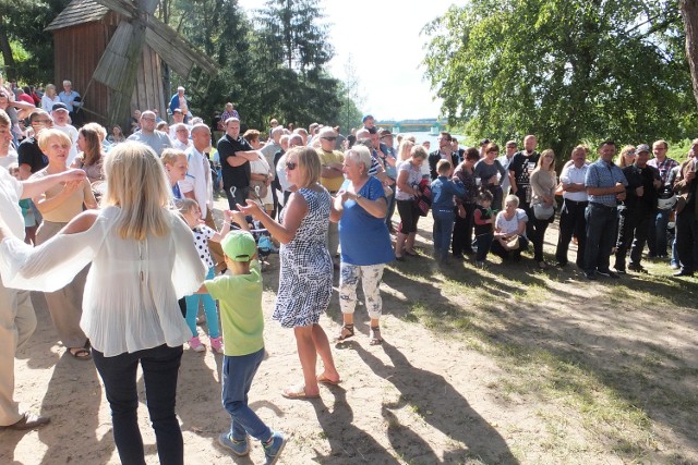 W niedzielę 14 sierpnia w Skansenie Kurpiowskim w Nowogrodzie odbyła się "Niedziela św. Rocha". Uczestnicy wydarzenia mogli spróbować regionalnych przysmaków, kupić wyroby rękodzieła artystycznego, zwiedzić skansenowskie obiekty czy posłuchać muzyki ludowej.