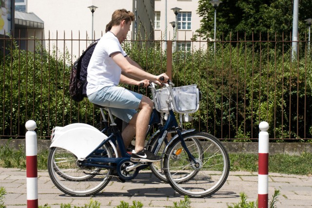 W piątek zaczyna się pilotażowy program roweru miejskiego. Na początek uruchomione zostaną 4 stacje, w których będzie można wypożyczyć łącznie 32 rowery. Rowery w Zabrzu będzie można brać i oddawać na stacjach zlokalizowanych w pobliżu Kopalni Guido, Sztolni Królowa Luiza przy ul. Wolności i Słodczyka oraz dworca PKP. Operatorem jest firma Next Bike Polska, która obsługuje program miejskiego roweru m.in. w Katowicach czy Gliwicach. Dzisiaj, ta sama firma podpisuje umowę w Świętochłowicach. Uruchomiony zostanie projekt   pod hasłem:„Świętochłowicki  rower miejski. Wakacyjny program pilotażowy” . - Rower miejski to nie tylko sposób na rekreację, ale również wygodny, ekologiczny i szybki środek codziennego transportu - tłumaczy Tomasz Wojtkiewicz, prezes Nextbike Polska. –  W połączeniu z tradycyjnymi środkami komunikacji publicznej jest doskonałą konkurencją dla transportu samochodowego  – podkreśla.