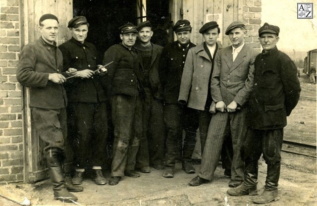 1945 rok. Na zdjęciu widać grupę kolejarzy ze Zwierzyńca - parowozownia. Fotografię przekazał do APZ Tadeusz Gończarowski z Tych