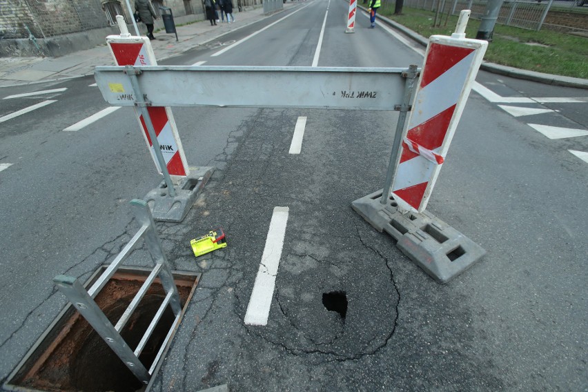 Zapadła się jezdnia na ul. 3 Maja w Szczecinie. Powodem awaria kanalizacji