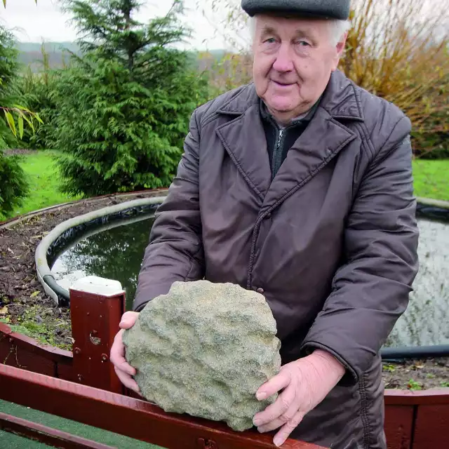 Henryk Ejsmont znalazł dziwny kamień na działce, kopiąc oczko wodne.