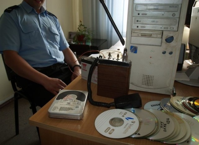 Gdy policjanci weszli do mieszkania 53-latka, radiostacja była aktywna.