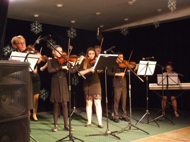 Pysznicka Orkiestra Kameralna składa się z dwunastu muzyków grających wspólnie od kilku miesięcy