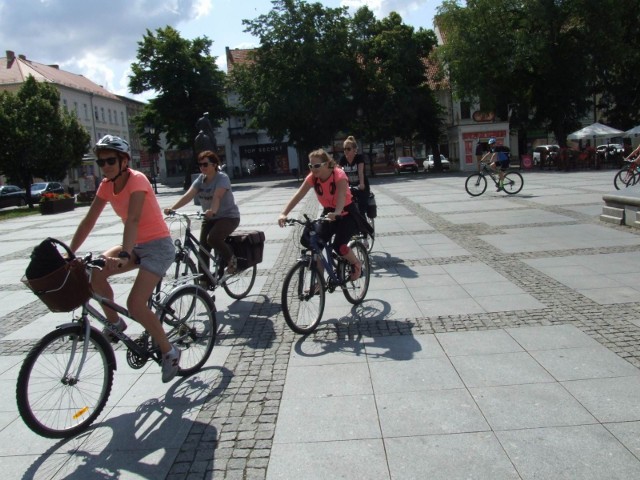 Wyprawę rowerową do Parowu Cieleszyńskiego zorganizowano w  ramach „Spacerków po Chełmnie”. Przewodnik Sławomir Grabowski zaprosił na bezpłatne zwiedzanie na dwóch kółkach na  trasie: Chełm-no - Kosowo - Gruczno - Topolinek - Topolno - Rudki - Trępiel - Chrystkowo - Kosowo - Chełmno. Długość trasy wynosiła 50 km. Na starcie pojawiła się liczna grupa cyklistów. W najbliższą niedzielę, o godz. 10.30, ten sam przewodnik zaprosi na wyprawę - pieszą - również bezpłatną - szlakiem chełmińskiego drukarstwa. W programie: rynek, ul. Toruńska, cmentarz, fara, Akademia Chełmińska, ratusz (wejście do muzeum dla chętnych - 3 zł). Zobacz także wideo: Rewolucja dla kierowców. Te zmiany musisz znać