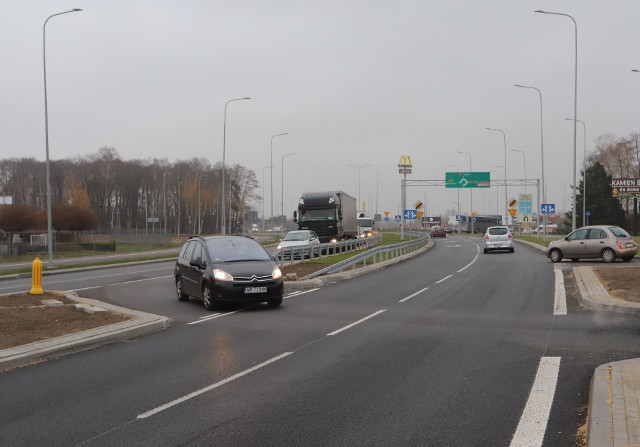 Kierowcy stoją w korku po zjeździe z ronda chcąc skręcić w stronę centrum miasta. Korki tworzą się też na rondzie.