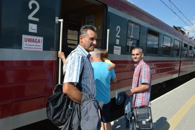 - PKP żali się na brak pasażerów, ale robi wszystko, by zrazić nas do korzystania z pociągów - mówi Marek Stelmach (z prawej).