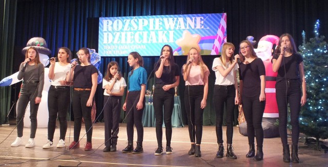 Ponad 100 młodych wokalistek oraz wokalistów  zaprezentowało swoje umiejętności podczas  przeglądu „Rozśpiewane dzieciaki” w Wąbrzeźnie.