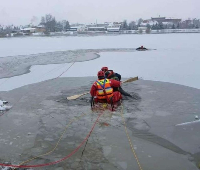 Warsztaty ratownicze odbyły się nad jeziorem Rogozińskim. Strażacy ratowali mężczyznę pod którym załamał się lód. Wypadek został upozorowany