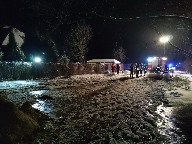 Najpoważniejsza sytuacja była w środę w Biejkowie w gminie Białobrzegi. Strażacy zabezpieczali wał i gospodarstwa workami z piachem.