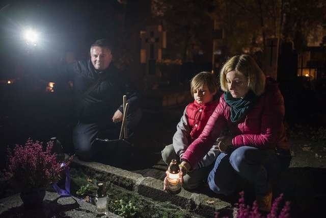 To jest ten czas, gdy pamięć o zmarłych jest szczególnie żywa. Wśród  odwiedzających toruńskie cmentarze byli także państwo Elżbieta i Robert Hudzikowie z synem Jonaszem