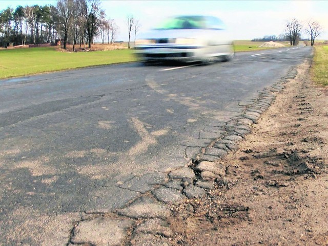Droga powiatowa między Strzelcami Opolskimi a Dolną jest w fatalnym stanie.