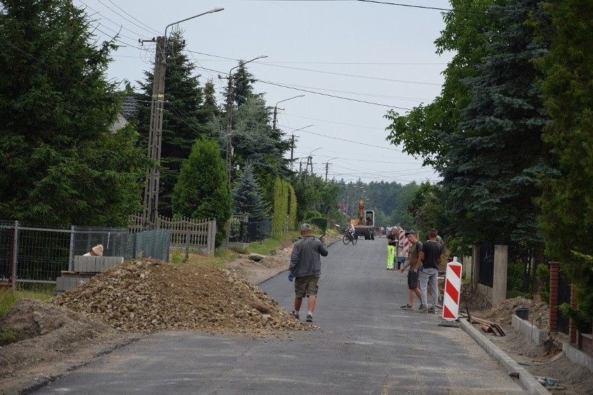 Radni zaapelowali, trwa drugi etap remontu drogi w Mircu -Poddąbrowie