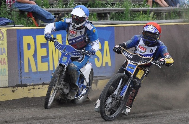 Pojedynek dwóch czołowych zawodników sparingu: Łukasza Bojarskiego (kask niebieski) i Tomasza Rempały.