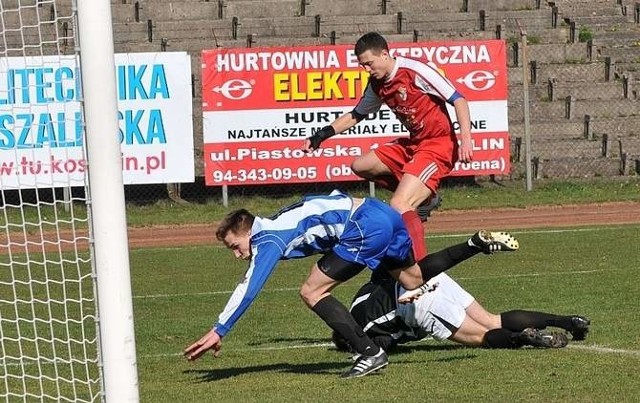 Jacek Magdziński (czerwony strój) strzelił swoją piątą bramkę na boiskach angolskiej ekstraklasy. Jego zespół uległ jednak wicemistrzowi kraju 1:2.