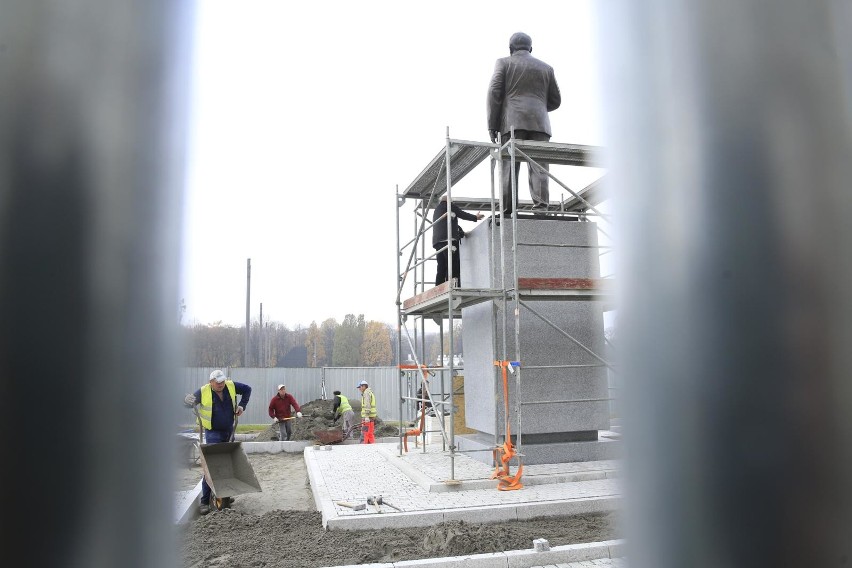 Pomnik Lecha Kaczyńskiego na placu Piłsudskiego w Warszawie