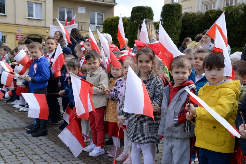 Przedszkolaki na Święcie Flagi na Placu Zwycięstwa