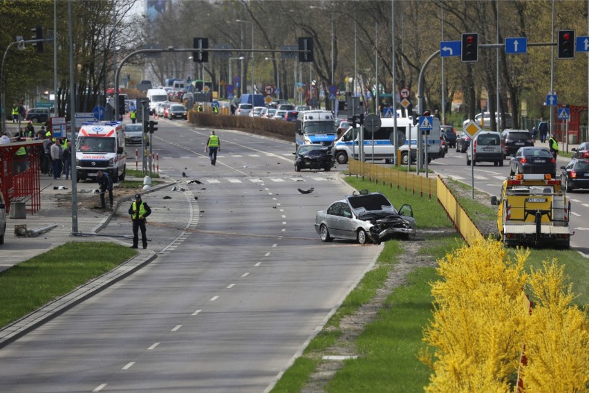 Wypadek na Zwierzynieckiej. Kierowca BMW staranował osiem aut, bo miał atak epilepsji (zdjęcia, wideo)