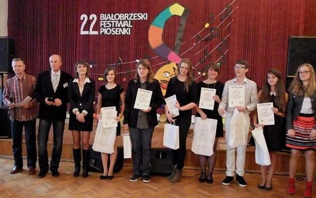 Najlepsi wokaliści dostawali nagrody i dyplomy. Na zdjęciu laureaci festiwalu w kategorii gimnazjów oraz szkół ponadgimnazjalnych. 