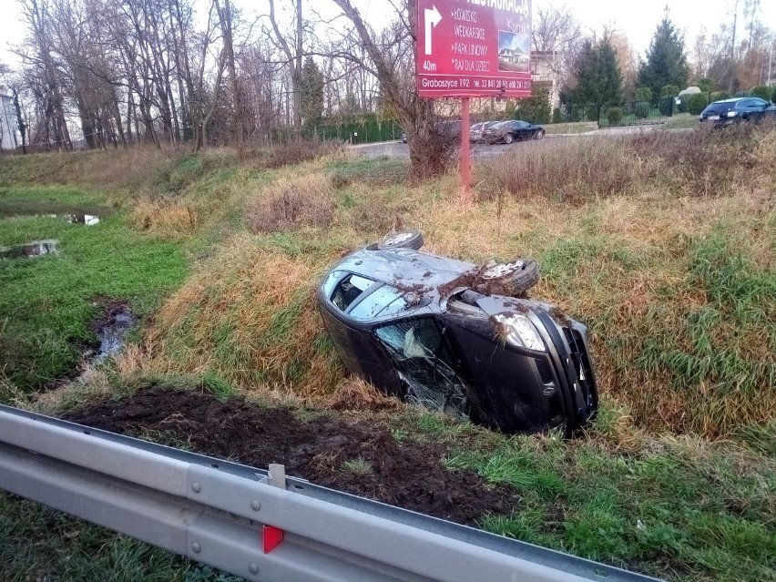 Dachowanie na drodze krajowej numer 28 w Graboszycach. Jedno osoba trafiła do szpitala 