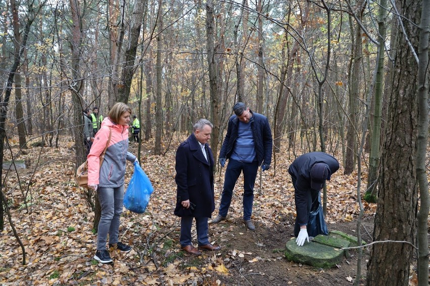 Ostrów. Cmentarz żydowski przy Wołodyjowskiego jest sprzątany przez uczniów i wolontariuszy. Zdjęcia. 4.11.2021