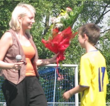 Martyna Ciok wprowadziła młodych piłkarzy w dobry nastrój. Od zawodników Korony HiD otrzymała bukiet kwiatów.