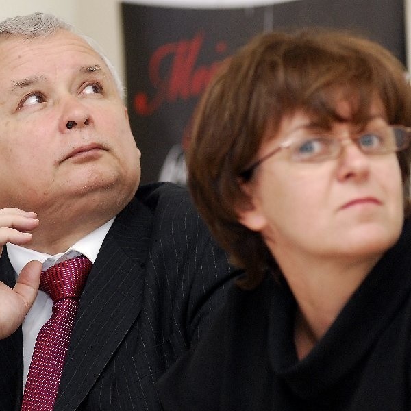 Premier Jarosław Kaczyński i minister pracy i polityki społecznej Joanna Kluzik-Rostkowska