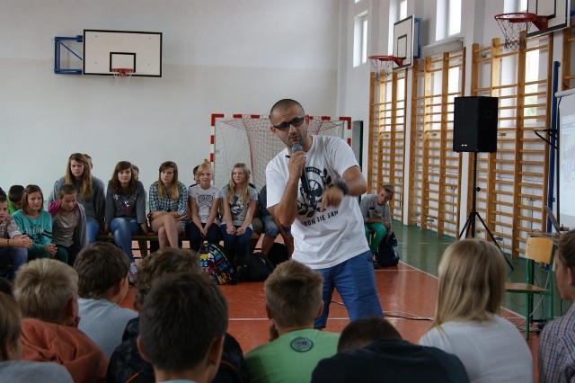 Dobromir Makowski zaśpiewał i opowiedział młodzieży z Wrońska o swoim niełatwym życiu w uzależnieniu od narkotyków.