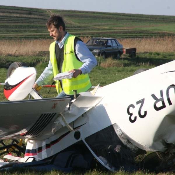 Moment nieuwagi i 40-letni pilot i jego pasażer zapamiętają na długo - obaj połamani trafili do szpitala.