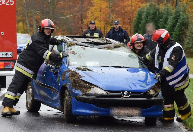 Dzisiaj (poniedziałek) około godz. 9.30 na drodze krajowej nr 20 niedaleko wsi Przęsin (gm. Miastko), kierujący samochodem marki Peugeot stracił panowanie nad pojazdem, wjechał do rowu i dachował. Nikomu nic poważnego się nie stało. (ang)