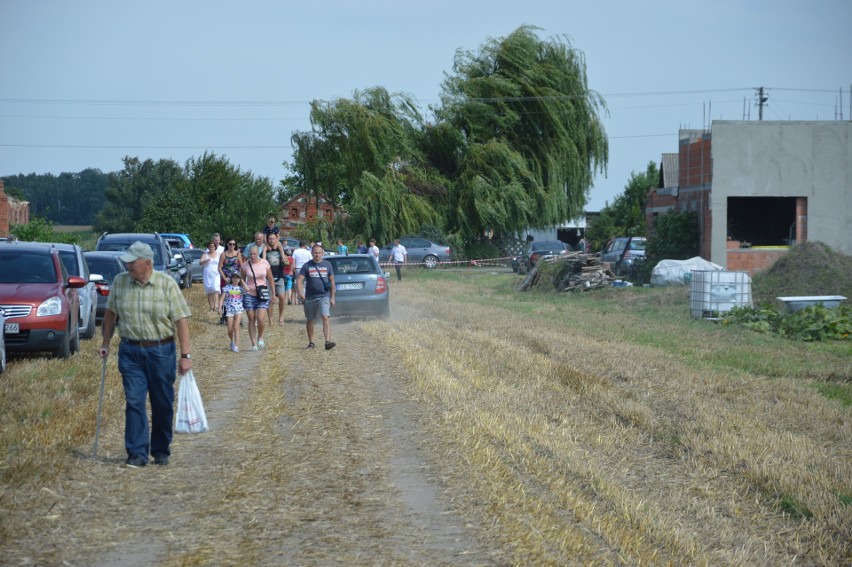 Wrak Race w Chąśnie Drugim. Wyścigi wraków przyciągnęły setki kibiców