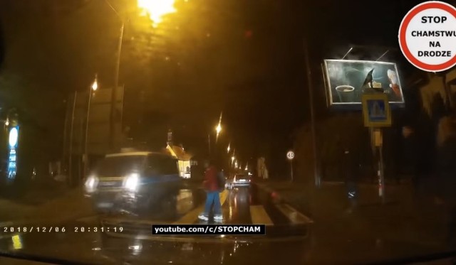 Policja prawie potrąciła pieszych na przejściu w Toruniu