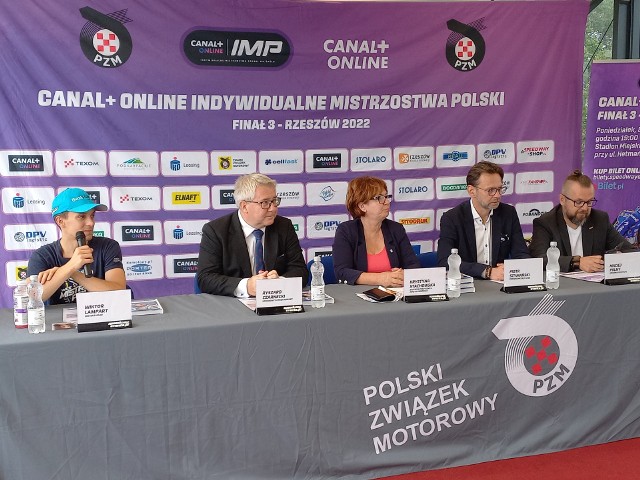 Uczestnicy poniedziałkowej konferencji na rzeszowskim stadionie