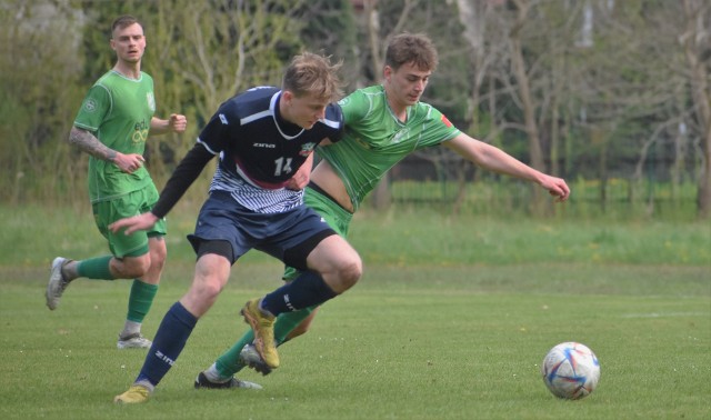 V liga piłkarska w Małopolsce, zachód: KS Chełmek - Wiślanka Grabie 0:2. Na zdjęciu: Wiktor Piątek (Chełmek, zielony strój) w starciu z Oliwierem Pilchem (Wiślanka).