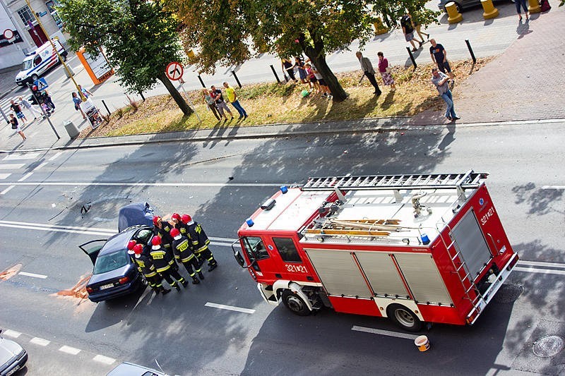 Wypadek wozu strażackiego w centrum Rzeszowa [ZDJĘCIA INTERNAUTÓW]