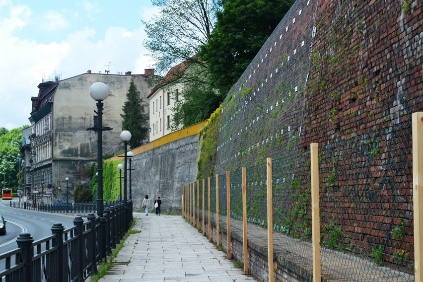 Chodnik wzdłuż muru Zamku Sułkowskich w Bielsku-Białej...
