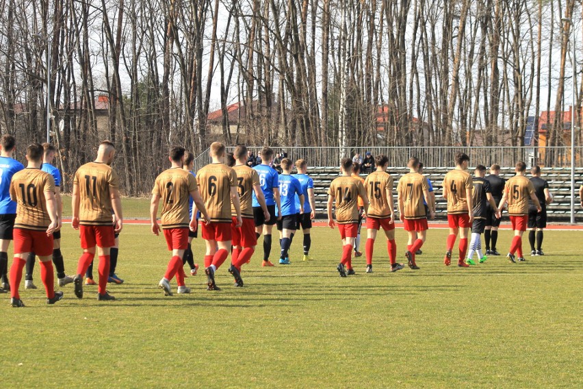 Lider z Kolbuszowej (złoto-czerwone stroje) wygrywa na...